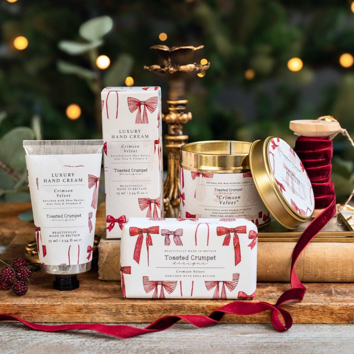 Crimson Velvet Candle in a Matt Gold Tin (Bows & Berries)