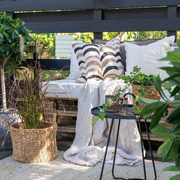 Creating a stylish outdoor lounge area in your garden
